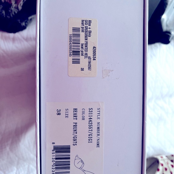 Alice & Olivia Gigi heart-print grosgrain peep-toe pump. Never worn. Size 38. - Picture 8 of 8